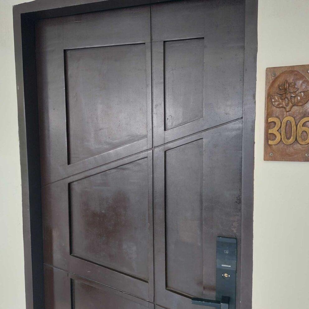 Deluxe Triple Room Door